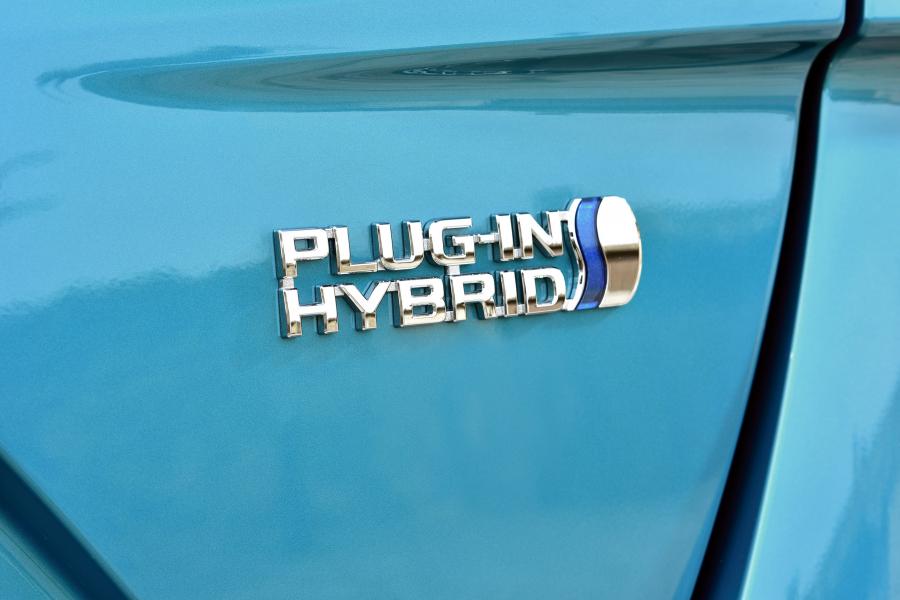 Логотип Toyota Prius Plug-in Hybrid 2016 года  (фото 90 из 187)